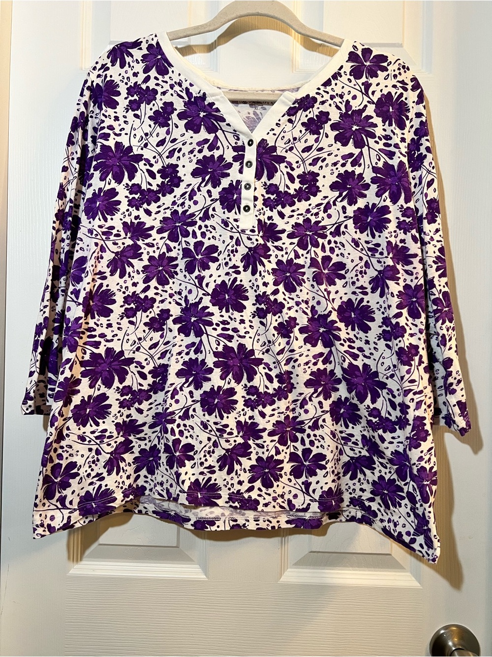 🦋 Laura Scott White 3/4 Sleeve Henley with Purple Floral Print size xl
